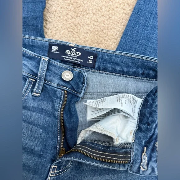 Hollister Skinny Blue Jeans with Tapered Fit - Picture 3 of 3